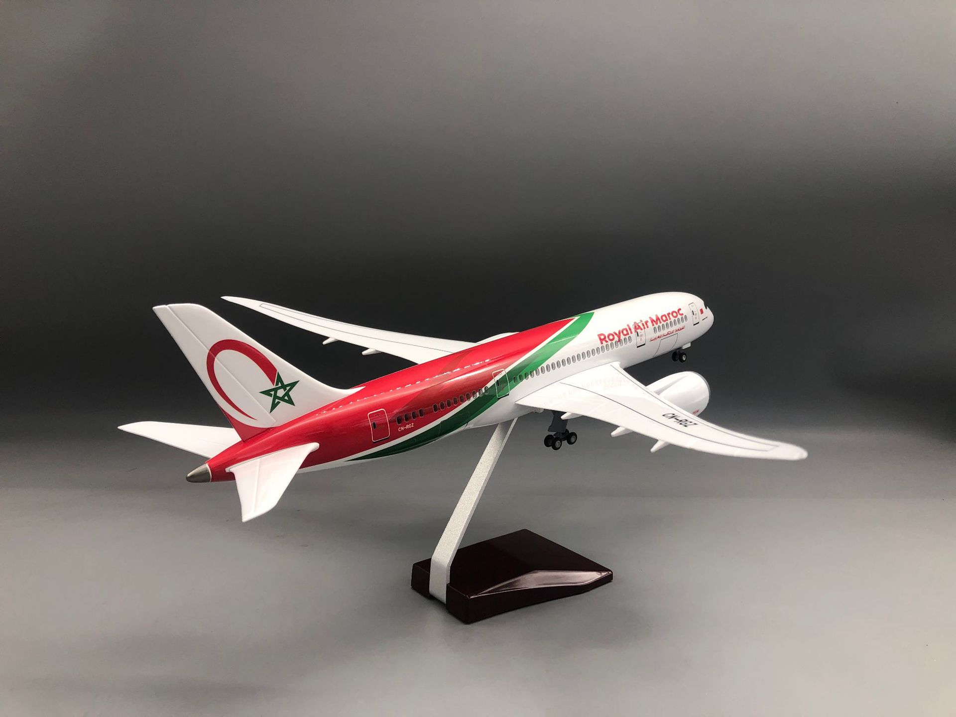 Modelo de Avión Royal Air Maro - Office Technology reseña y precio
