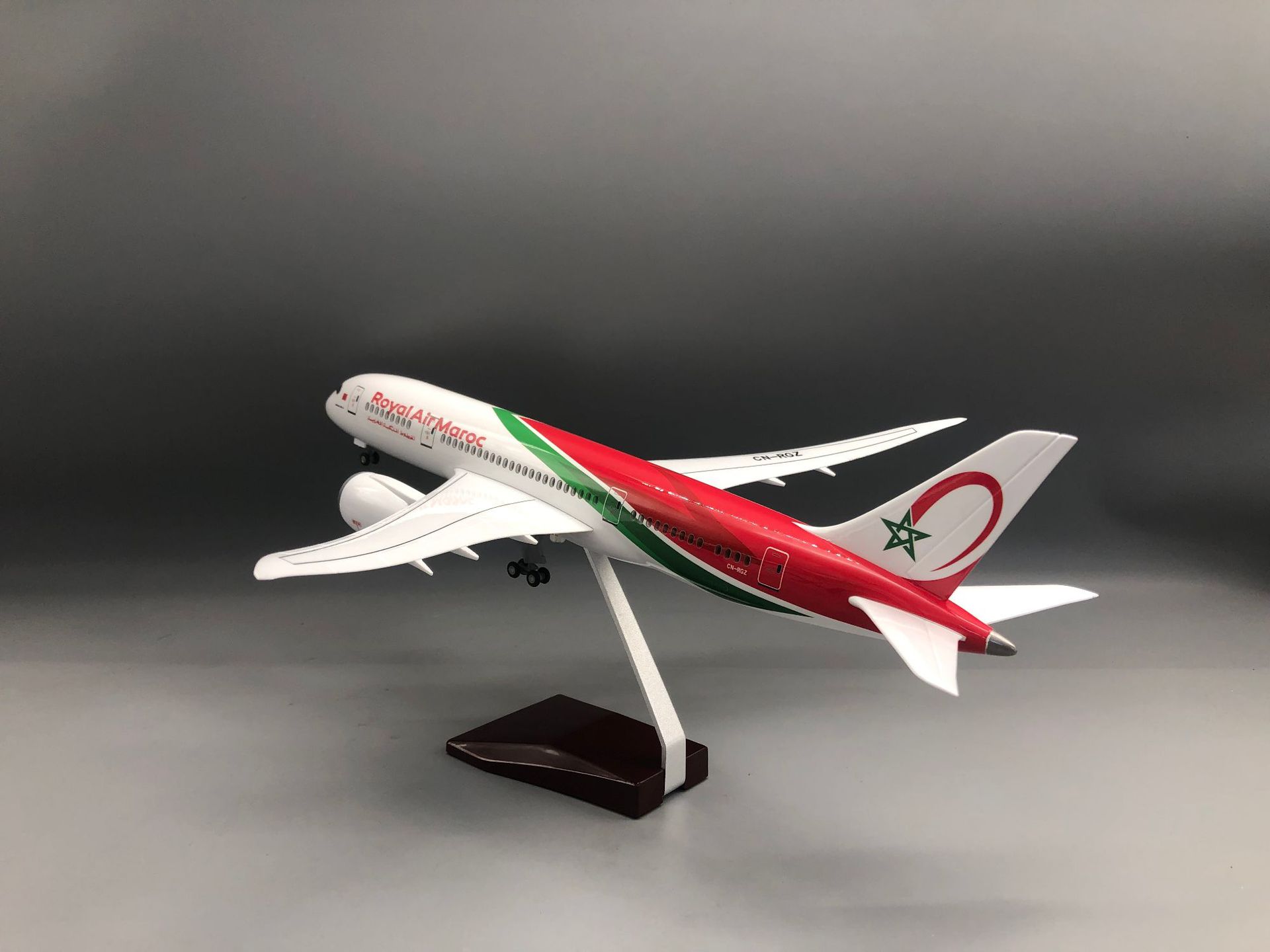 Modelo de Avión Royal Air Maro - Office Technology reseña y precio